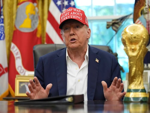 Trump con il nuovo cappellino: "Avevo ragione su tutto, con me il 90% degli americani"