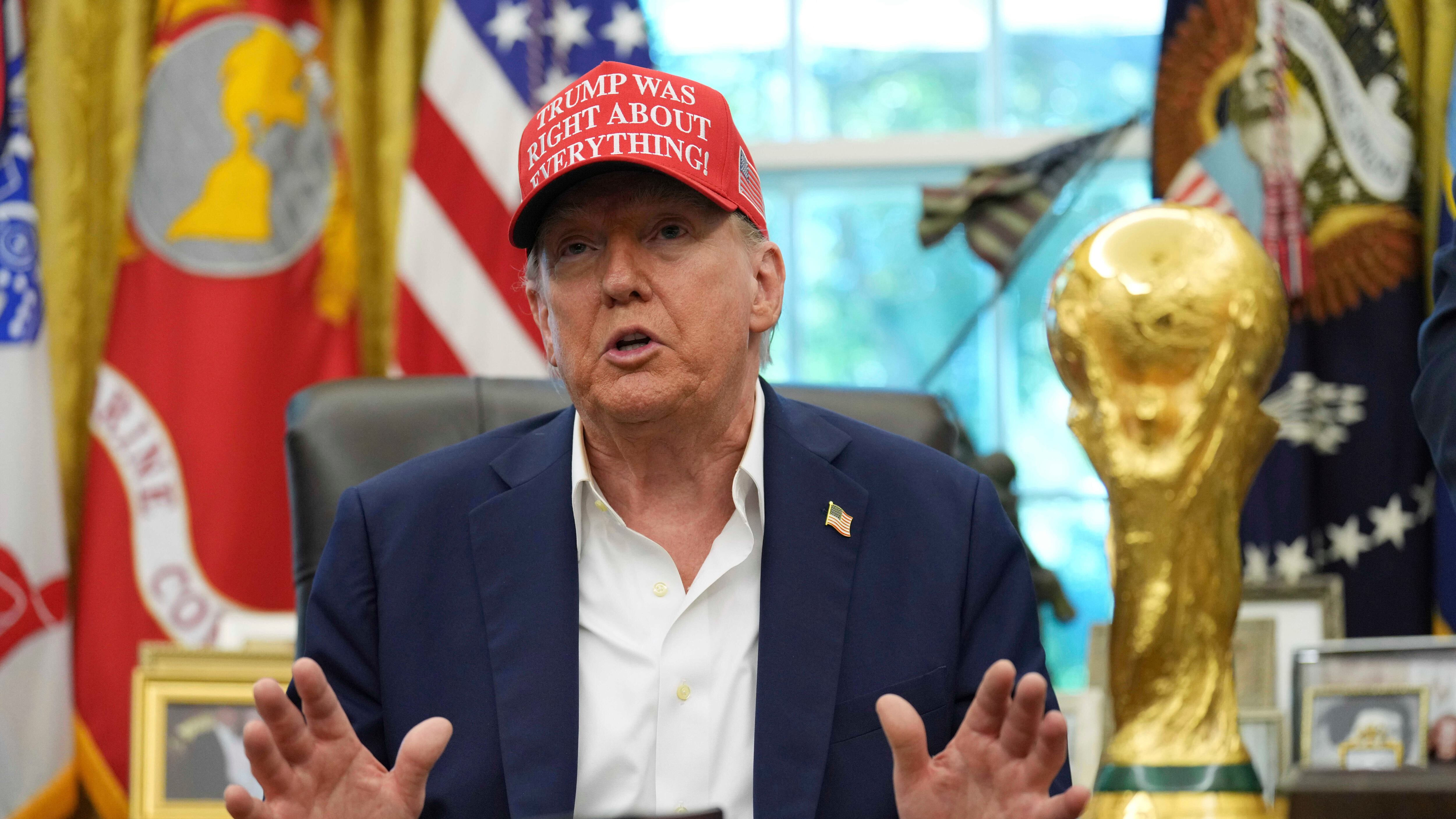 Trump con il nuovo cappellino: "Avevo ragione su tutto, con me il 90% degli americani"