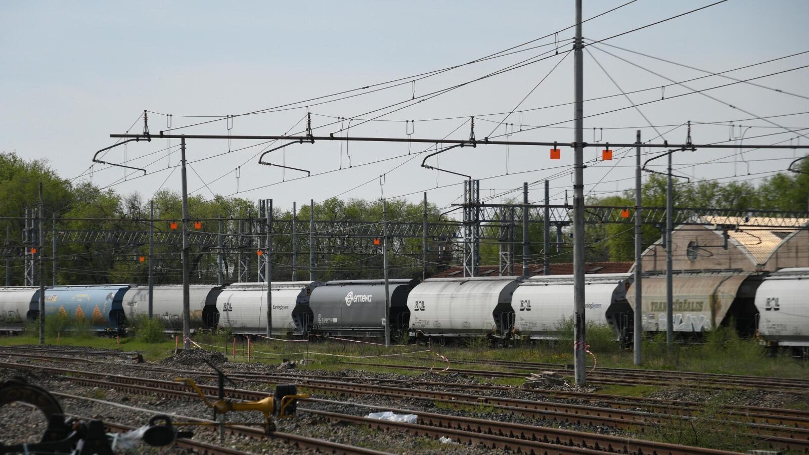 Sale sul tetto di un treno e muore folgorato a 19 anni. Voleva entrare in discoteca senza pagare