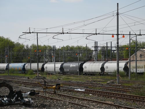 Sale sul tetto di un treno e muore folgorato a 19 anni. Voleva entrare in discoteca senza pagare