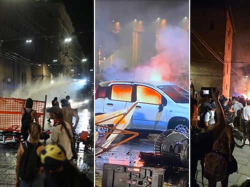 Oltre 60 feriti tra le forze dell'ordine, caos e auto bruciate. Ecco il bilancio della caccia all'agente dopo la manifestazione Pd