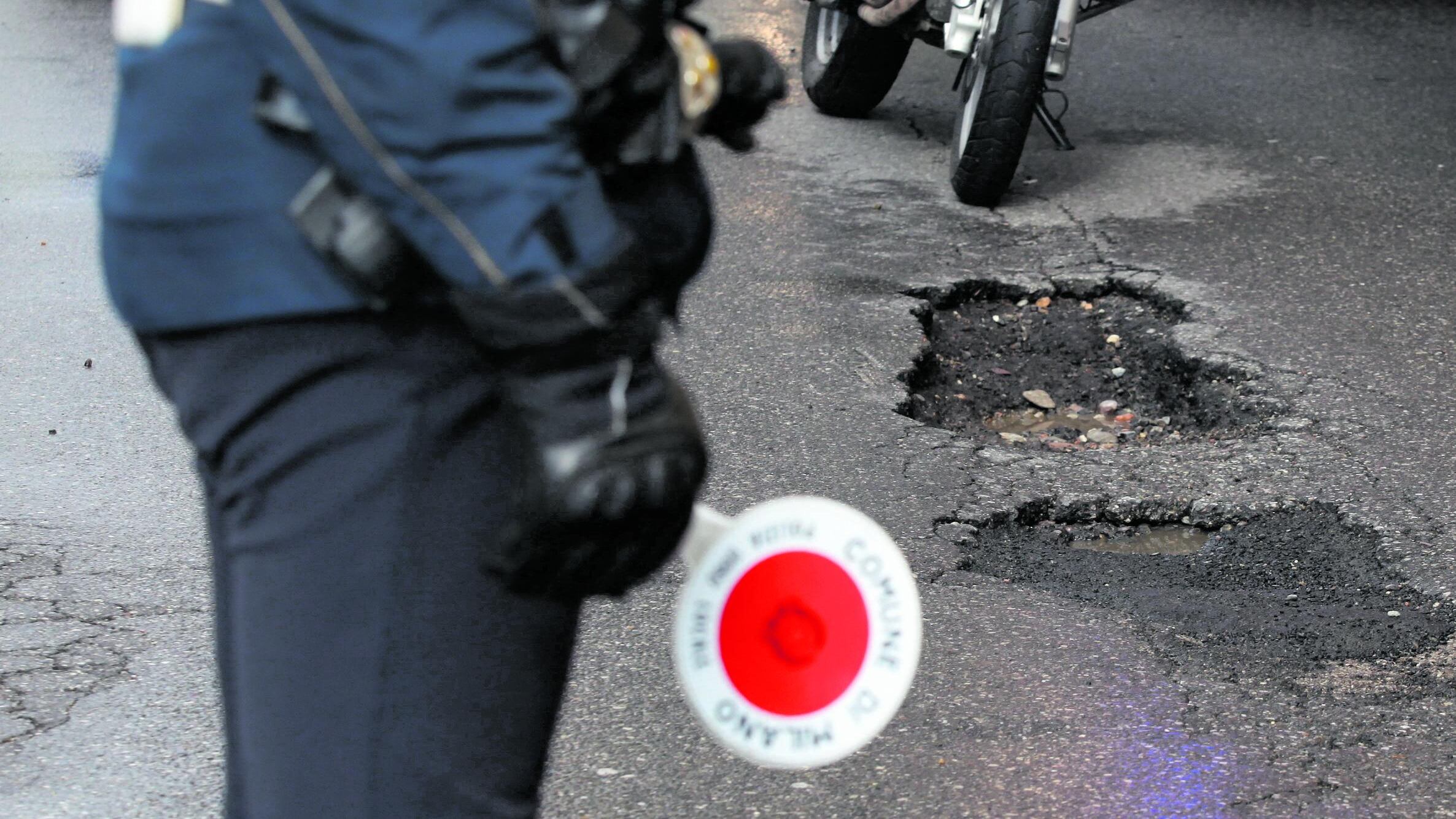 Manutenzione delle strade. È (solo) un tappare buche