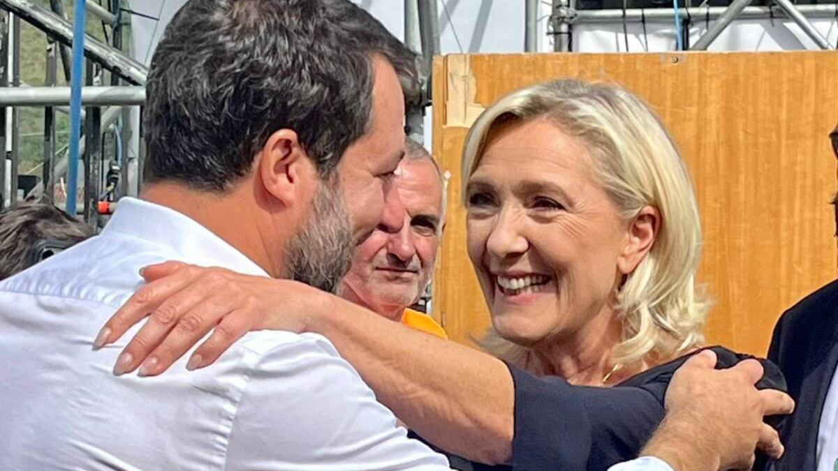 "Rifiutiamo la presenza di questi soggetti". Le minacce degli antagonisti a Salvini e Le Pen