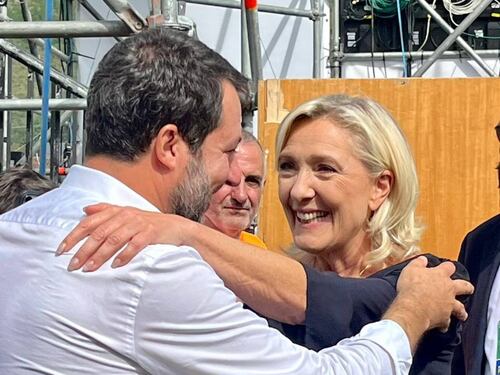 "Rifiutiamo la presenza di questi soggetti". Le minacce degli antagonisti a Salvini e Le Pen