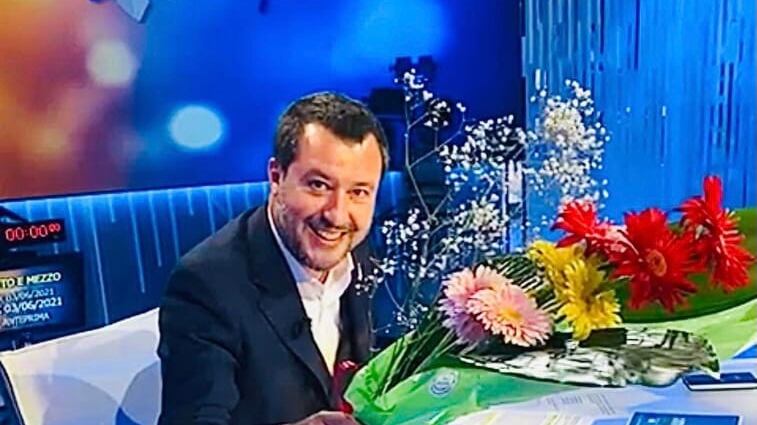 Salvini con i fiori dalla Gruber: "Non è più tempo di bisticciare"