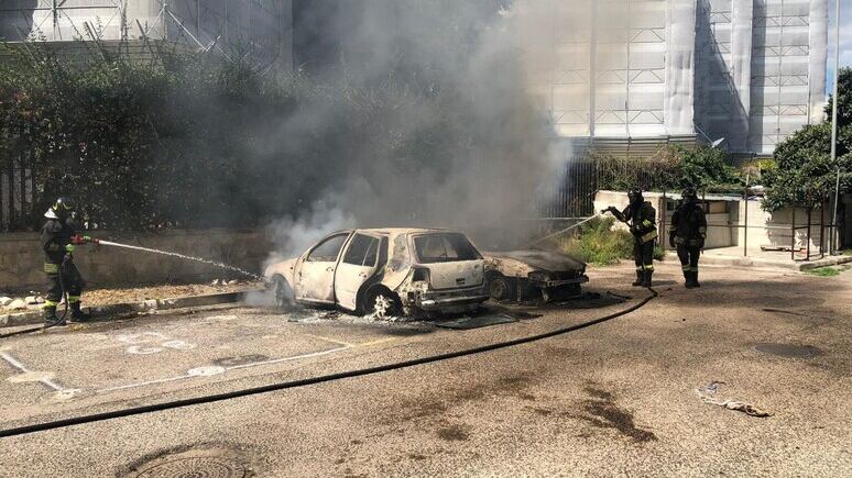 Litiga per il posto auto, il vicino le dà fuoco. Morta una 48enne a Napoli