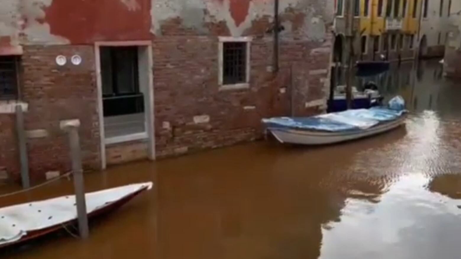 Maltempo a Venezia, l'acqua diventa arancione: cosa è successo