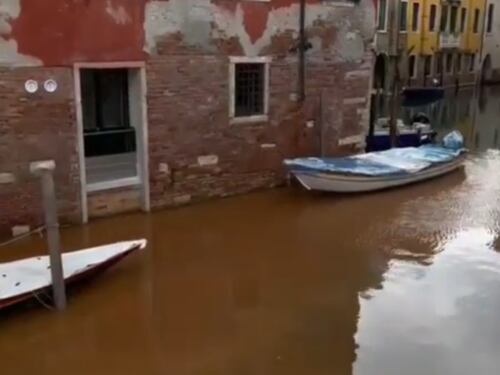 Maltempo a Venezia, l'acqua diventa arancione: cosa è successo
