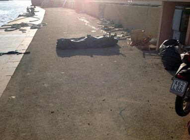 Tragedia a Lampedusa, brucia barcone di immigrati 7