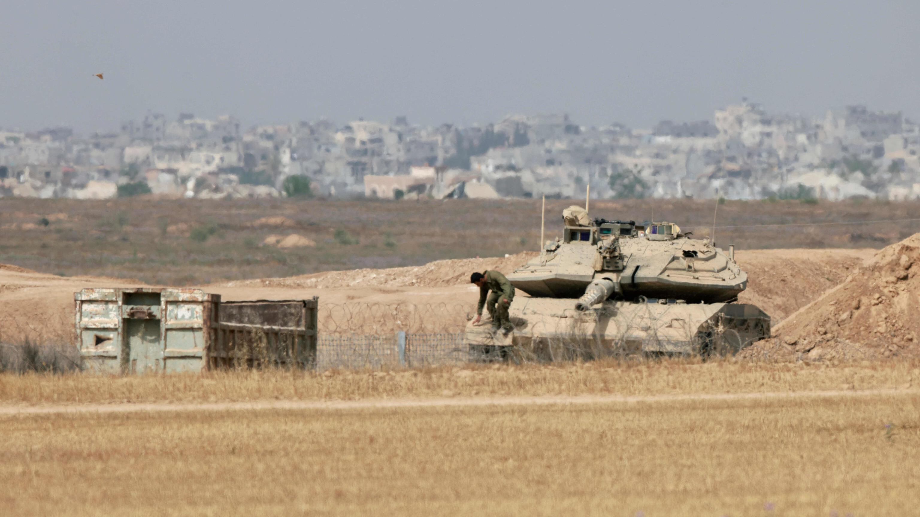 Tank a Gaza, dialogo a Doha. E Israele sblocca gli aiuti