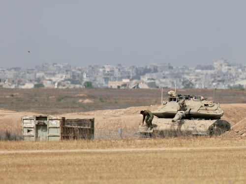 Tank a Gaza, dialogo a Doha. E Israele sblocca gli aiuti