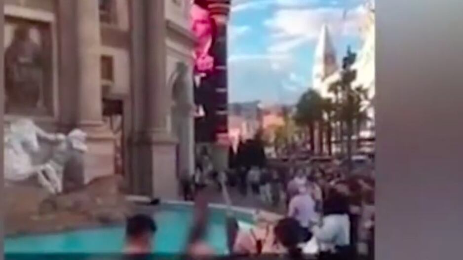 Las Vegas, una donna si fa un bagno nuda nella fontana del Caesar