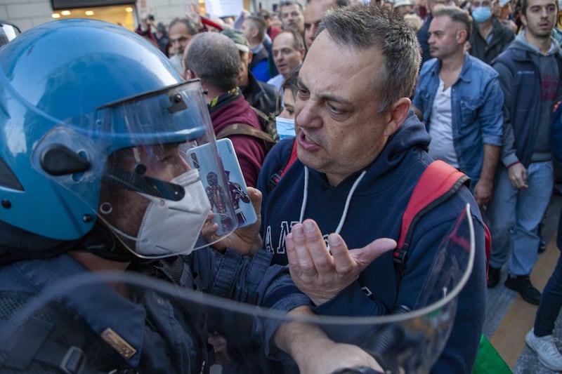 Manifestazione no pass a Milano. Scontri con la polizia 7