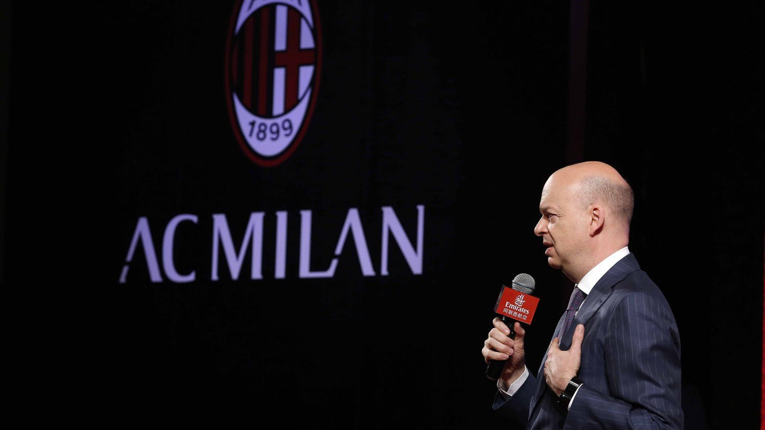 Milan punito dall'Uefa: tifosi rossoneri arrabbiati sui social. E gli sfottò volano