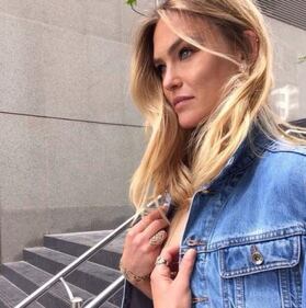 Bar Refaeli, addio al nubilato in piscina 40
