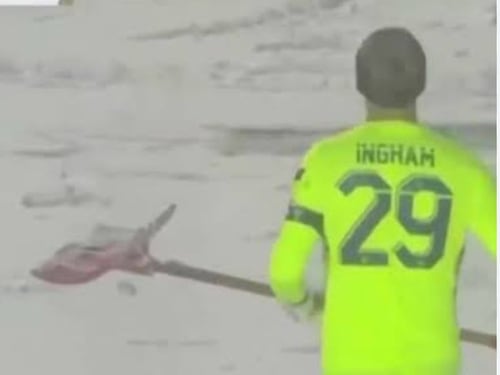 Il portiere (di calcio) spala la neve davanti alla sua porta e vince il campionato: pura poesia