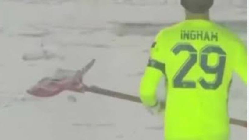 Il portiere (di calcio) spala la neve davanti alla sua porta e vince il campionato: pura poesia