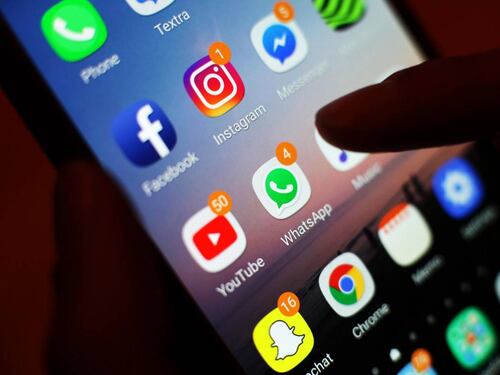 Ingerisce sfere d'argento per un video social: la tragica fine di un bimbo di otto anni
