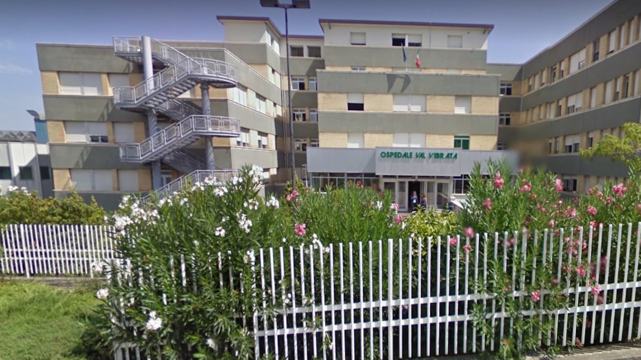 Teramo, dottoressa uccisa a coltellate davanti all'ospedale: aveva denunciato uno stalker
