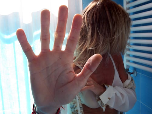 “Mi ha presa alle spalle e mi ha sfilato i pantaloni…”. Il racconto choc della studentessa tedesca aggredita a Milano