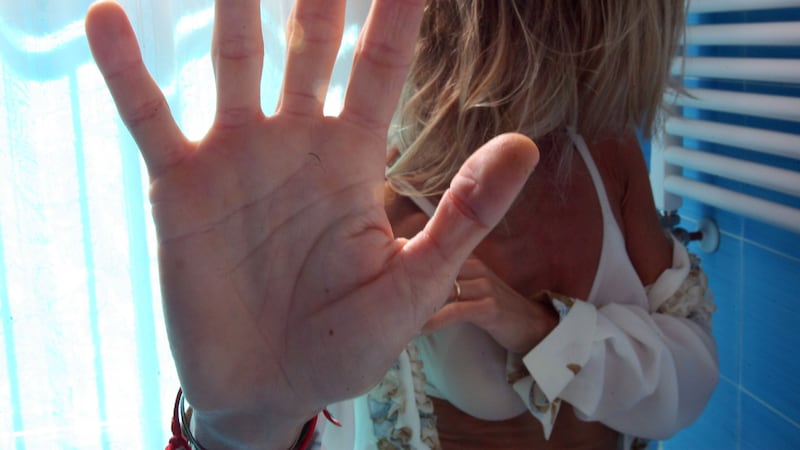 “Mi ha presa alle spalle e mi ha sfilato i pantaloni…”. Il racconto choc della studentessa tedesca aggredita a Milano