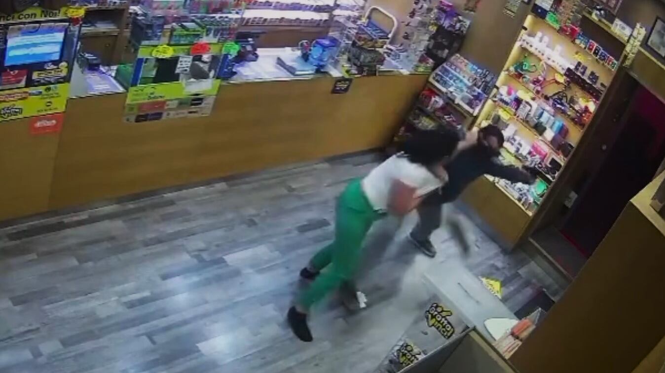 Sassari, il ladro entra con la pistola, la tabaccaia lo pesta e lo fa fuggire | Video