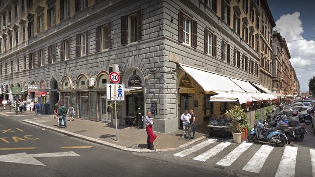 Roma, rissa fra stranieri in pieno giorno davanti al ristorante. La disperazione del titolare