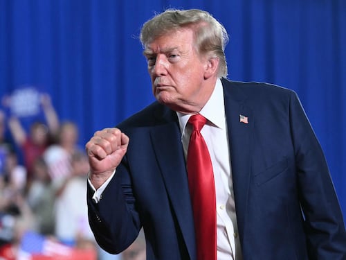 Trump congela i visti d’immigrazione in tutto il mondo: cosa c’è dietro la nuova stretta