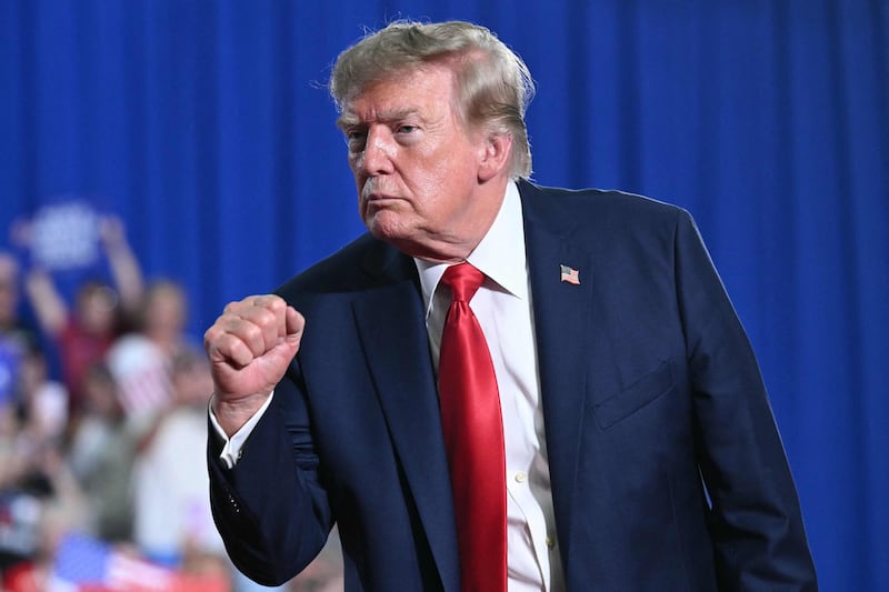 Trump congela i visti d’immigrazione in tutto il mondo: cosa c’è dietro la nuova stretta