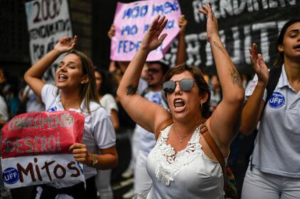 Brasile, protesta degli studenti contro i tagli all'università 10