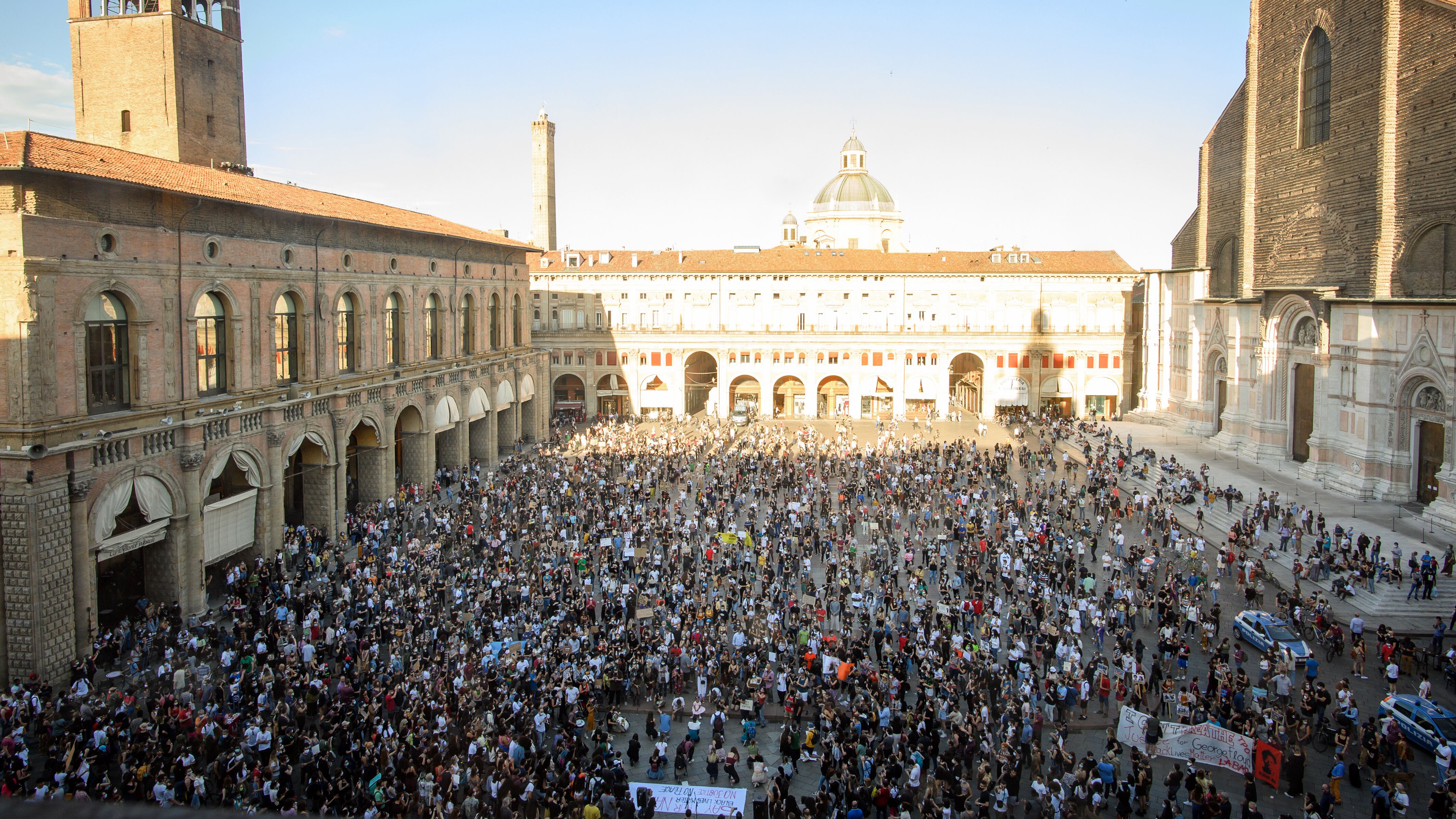 Gli assembramenti sono belli ma solo se a farli è la sinistra