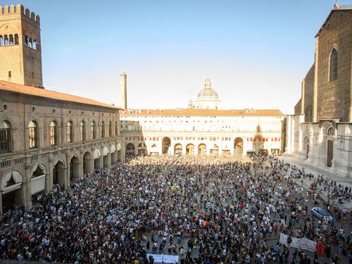 Gli assembramenti sono belli ma solo se a farli è la sinistra