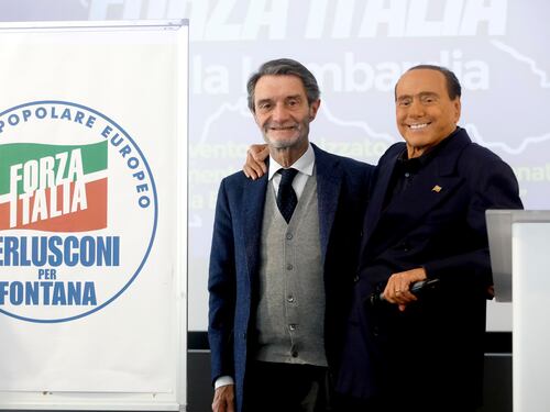 "È la nostra casa, vinceremo". Standing ovation per il Cav