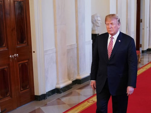 Trump apre ai negoziati con la Ue. Ma l'auto tedesca rischia 20 miliardi