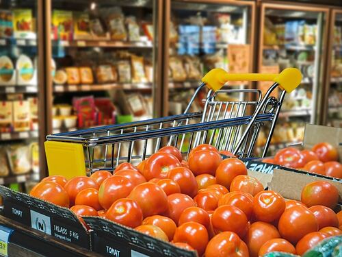 Giallo in un supermercato di Pisa: donna trovata morta nel bagno