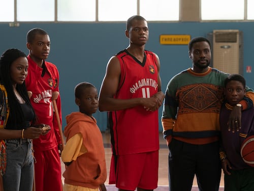 Su Disney+ c’è la storia (vera) di "Rise", tre fratelli emigrati che diventano campioni di basket