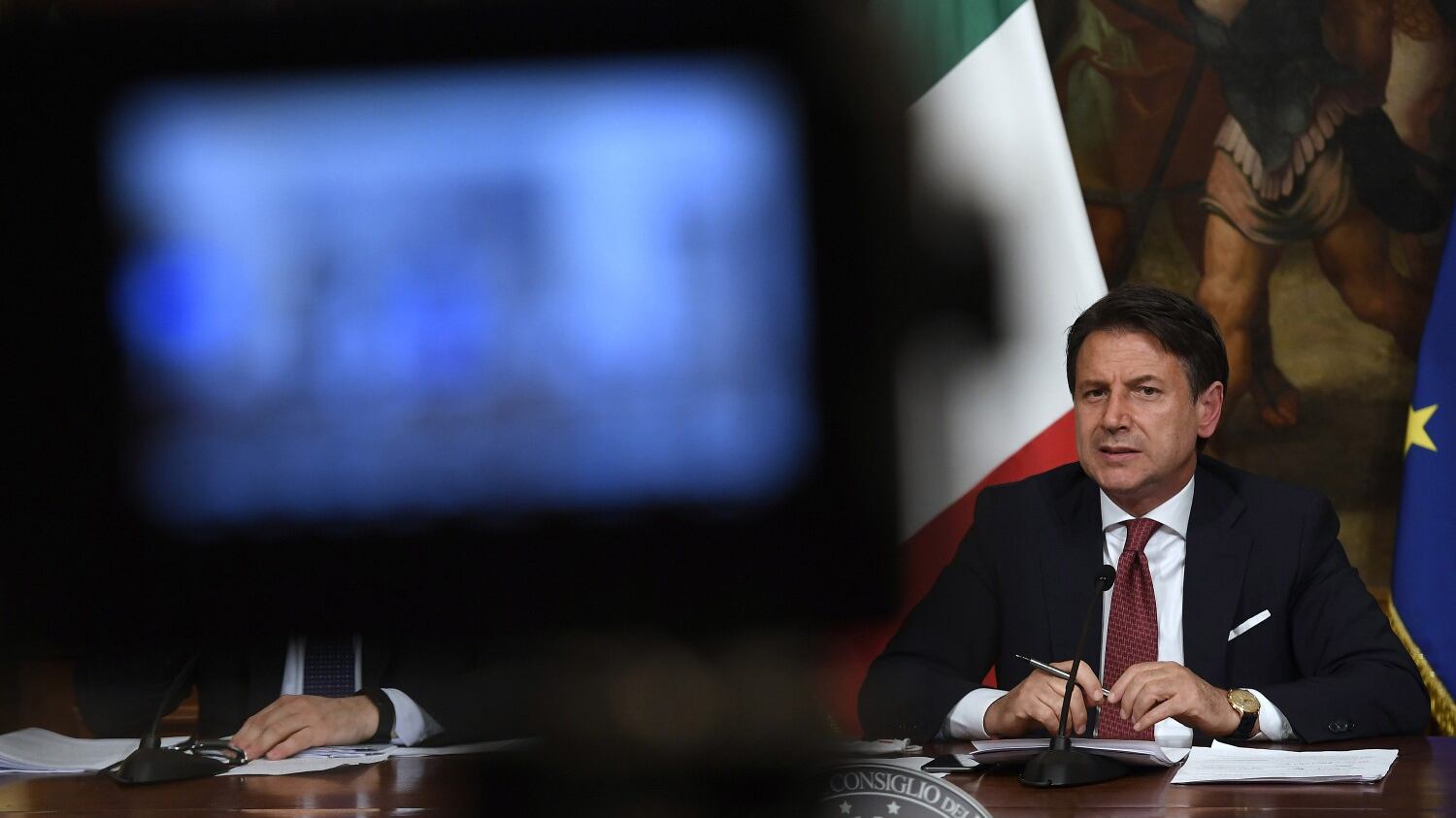 Dall'hotel del suocero di Conte alla Azzolina. Il vizietto del governo per le leggi ad personam