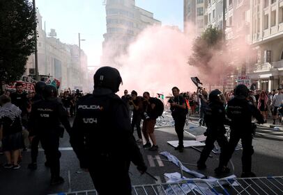 Proteste pro Palestina alla Vuelta, tensioni e cariche: ecco le immagini degli scontri di Madrid 15