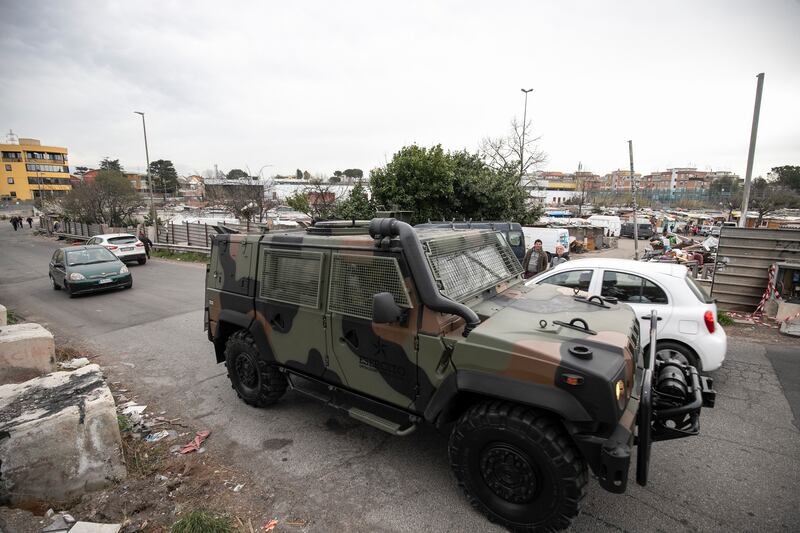 Roma, i militari all'ingresso del campo rom di via Salviati 3