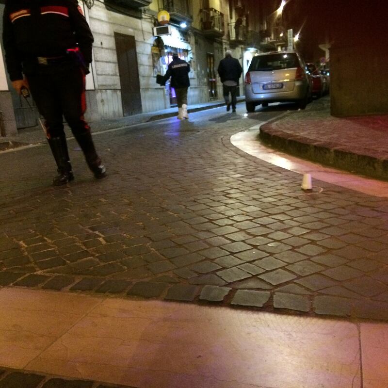 Sparano e colpiscono un innocente: i carabinieri sulla scena del crimine 17