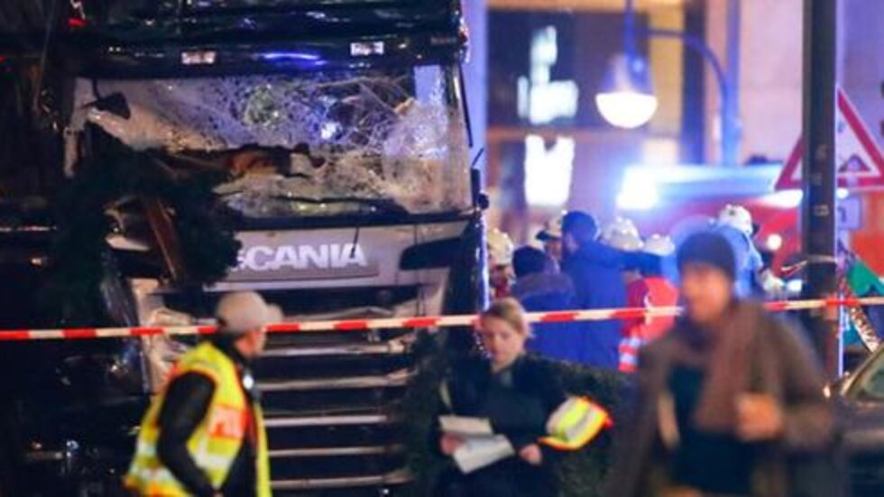 Berlino, camion contro la folla: 12 morti al mercatino di Natale