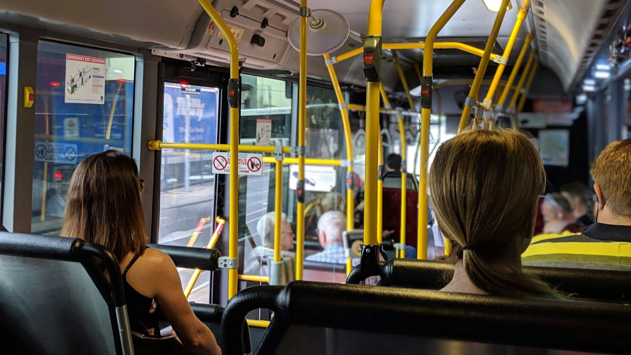 "Fatti i c…. tuoi, facciamo quello che vogliamo", giovane autista del bus presa di mira da cinque maranza stranieri