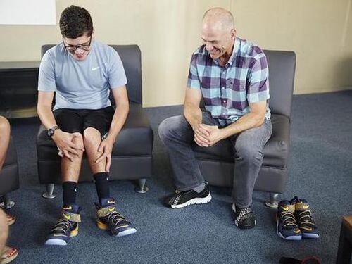 Nike raccoglie l'appello di un 16enne malato e crea delle scarpe per lui
