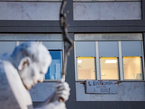 Il Papa ha concelebrato la messa in una sala del Gemelli. Il bollettino: “Si è alzato e ha fatto fisioterapia”. Iniziato il decorso post-operatorio