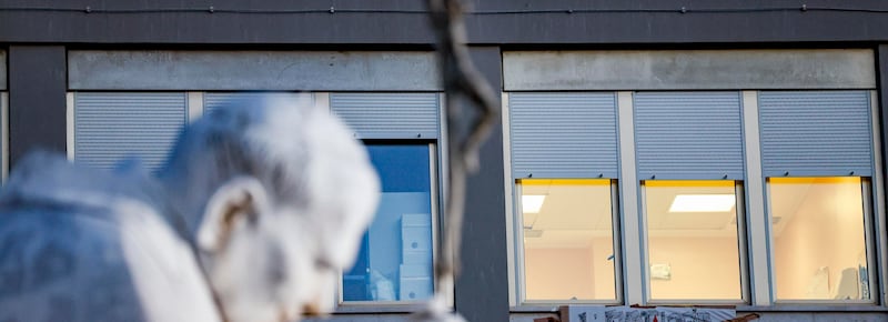Il Papa ha concelebrato la messa in una sala del Gemelli. Il bollettino: “Si è alzato e ha fatto fisioterapia”. Iniziato il decorso post-operatorio