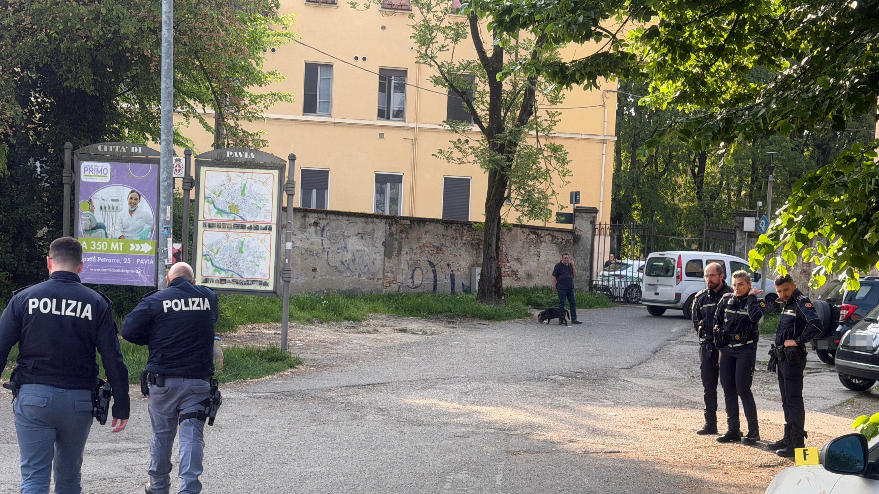 La rissa in un parcheggio, poi le coltellate: muore un 25enne a Pavia