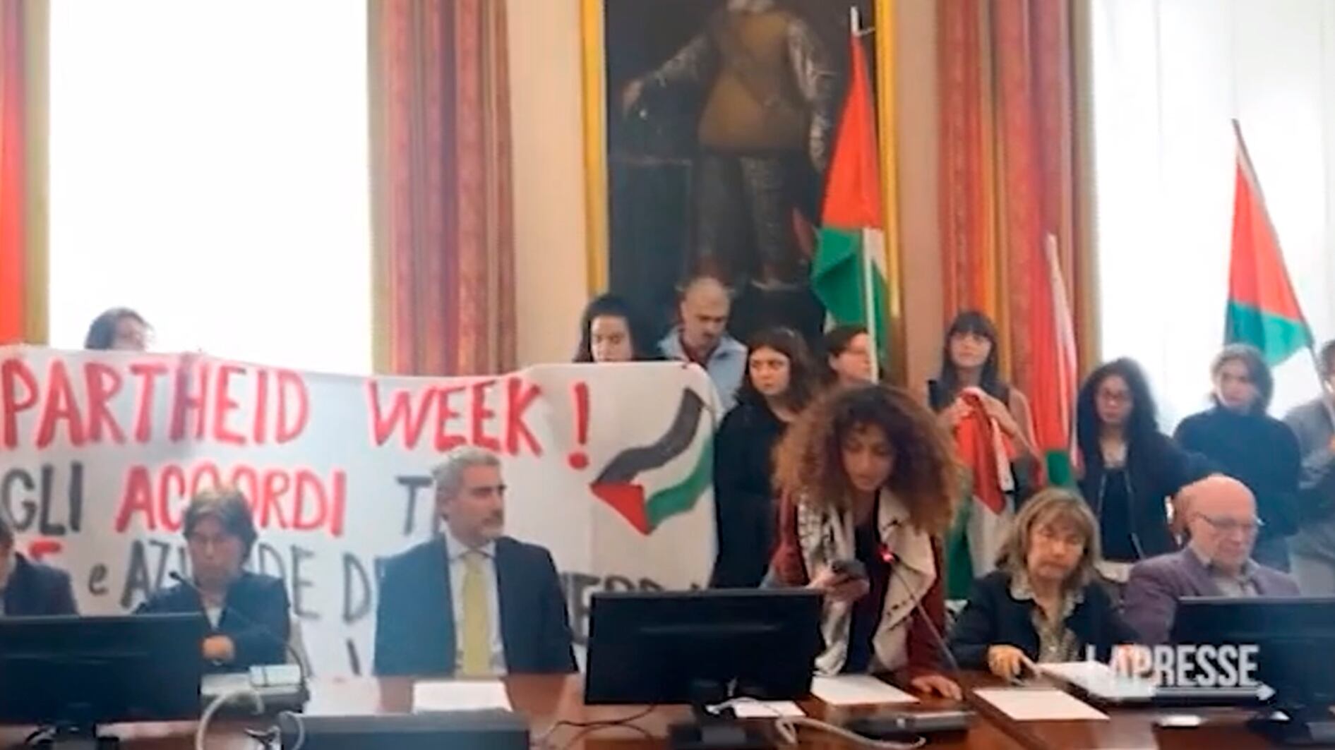 I violenti fanno irruzione. L'ateneo boicotta Tel Aviv
