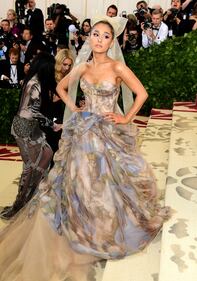 Met Gala 18, Miley Cyrus e la scollatura hot 9
