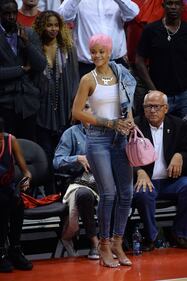 Ennesimo cambio look per Rihanna: ora capelli corti e rosa 4