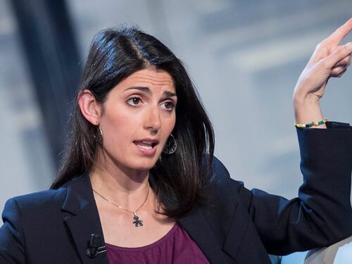 L'immondizia di Roma divide il MoVimento: grillini contro